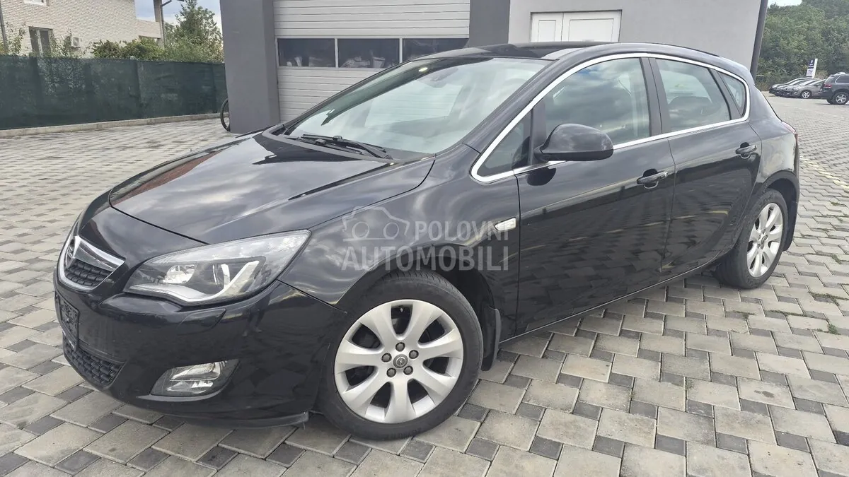 Opel Astra J 2011 photo 2