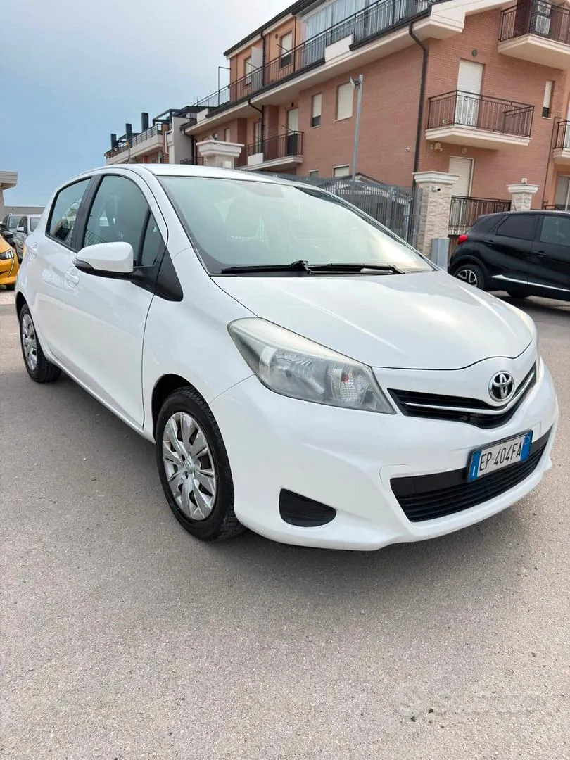 Toyota Yaris 2013 photo 2
