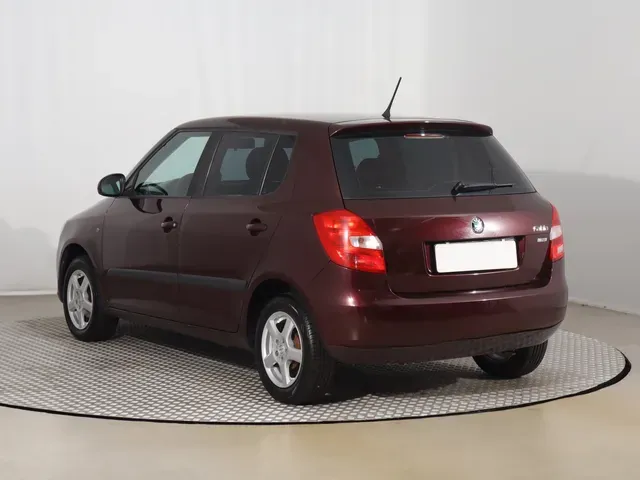 Skoda Fabia 2011 photo 3