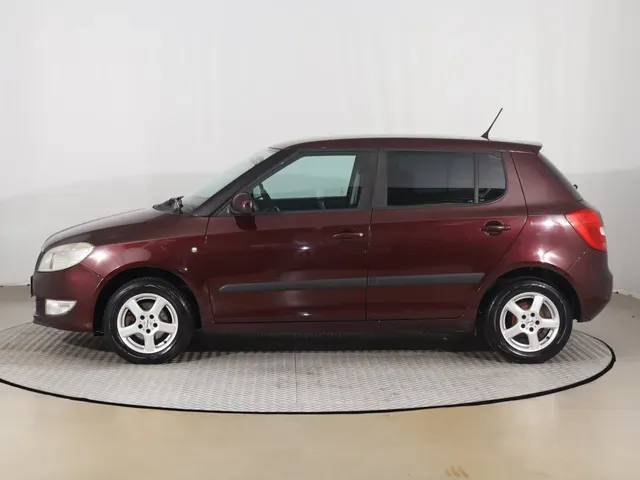 Skoda Fabia 2011 photo 2
