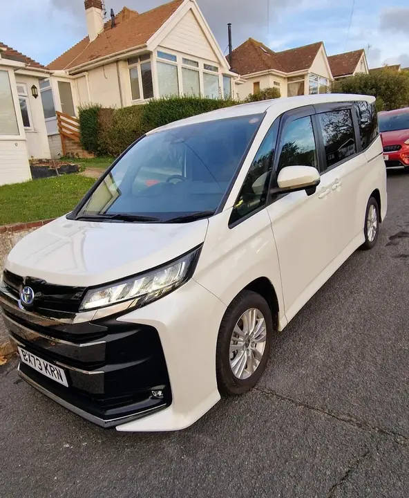 Toyota Noah 2023 photo 2