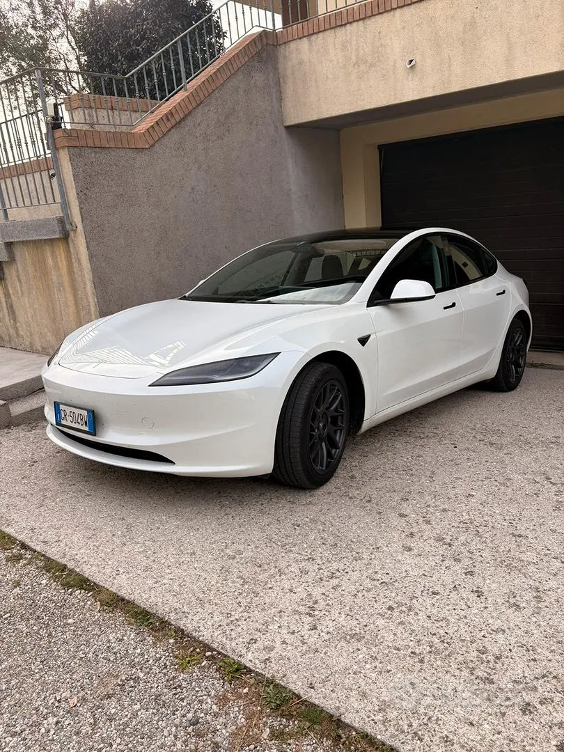 Tesla Model 3 2023 photo 2