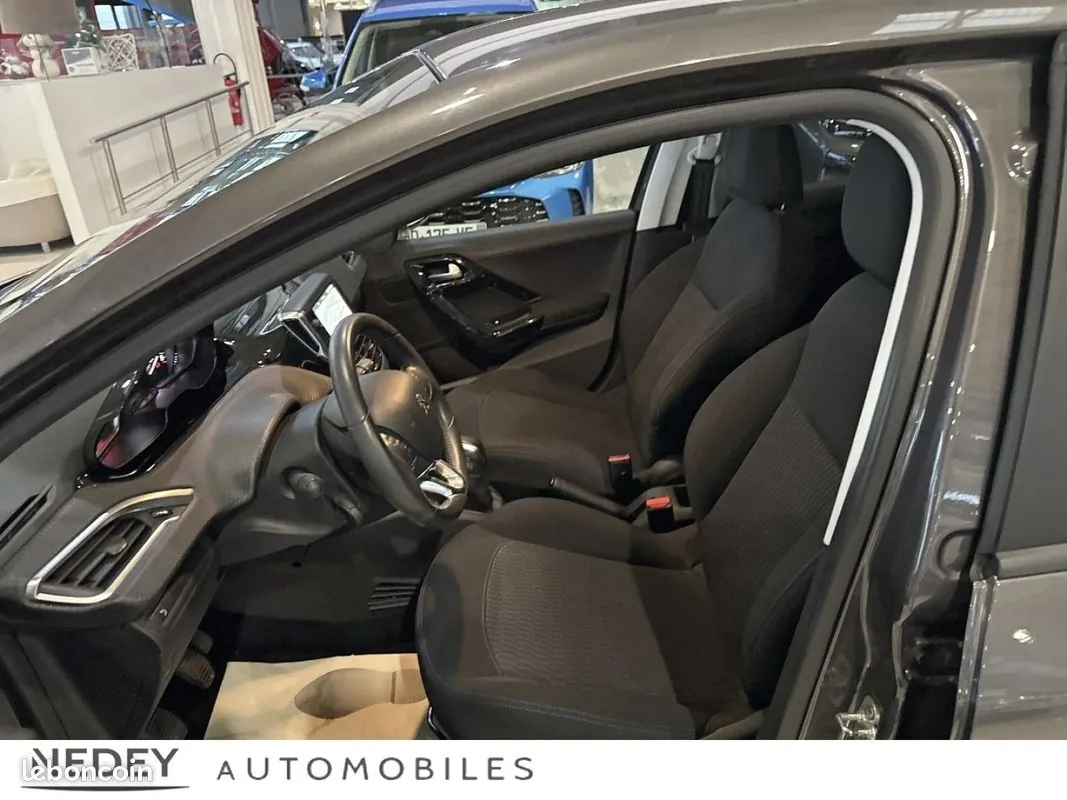 Peugeot 208 2018 photo 3