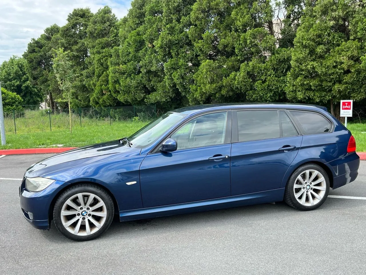 BMW 3 Series 2010 photo 3