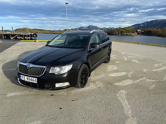 Skoda Superb 2012 photo 2