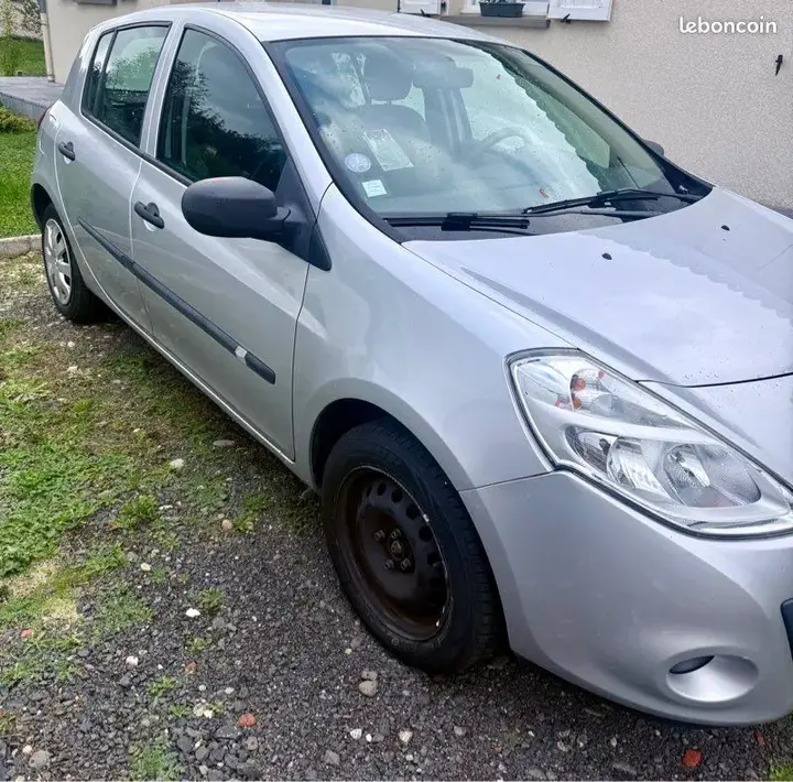 Renault Clio 2011 photo 2