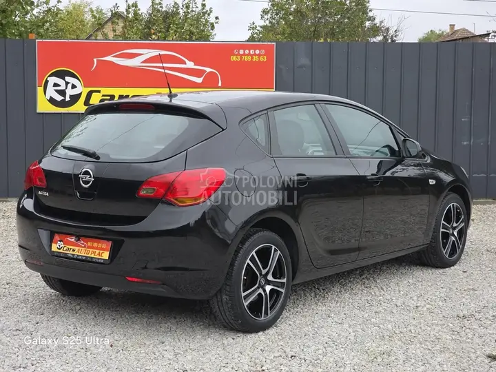 Opel Astra J 2010 photo 3