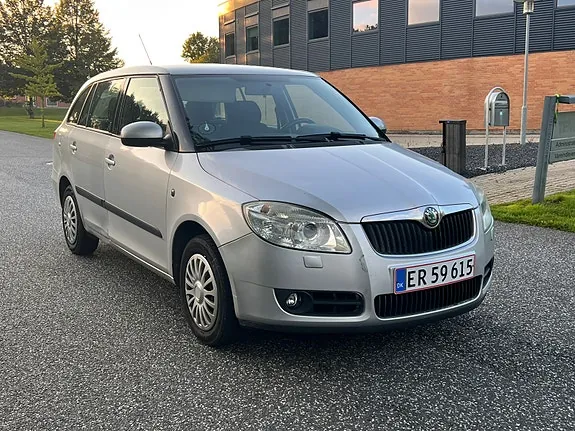 Skoda Fabia 2009 photo 2