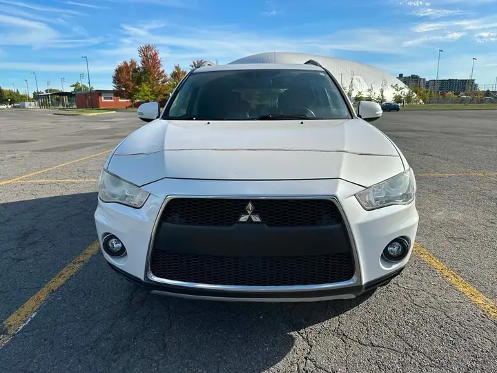 Mitsubishi Outlander 2011 photo 2