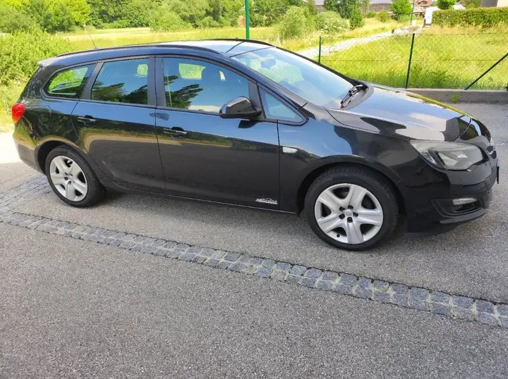 Opel Astra 2014 photo 2