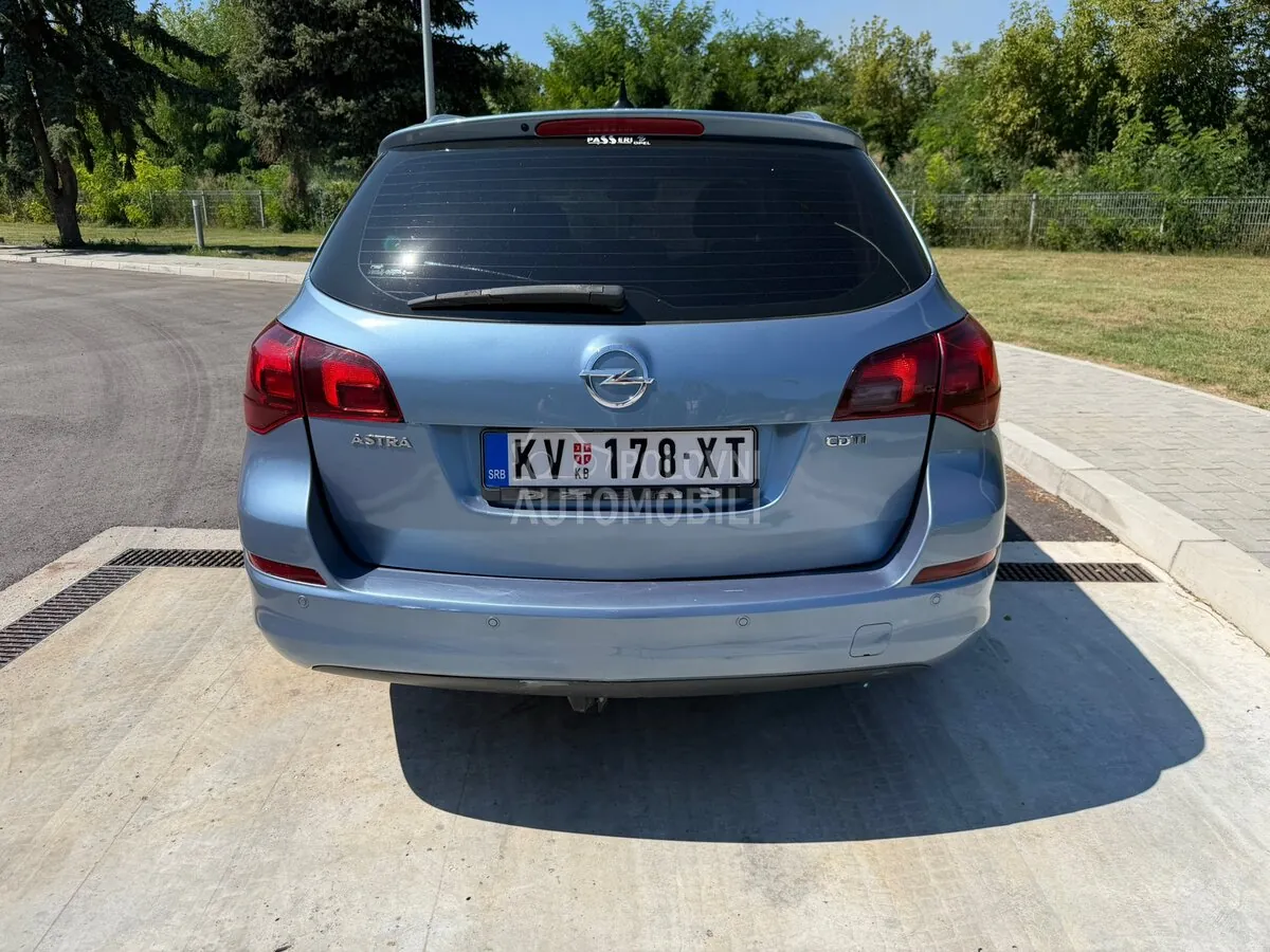 Opel Astra J 2010 photo 4
