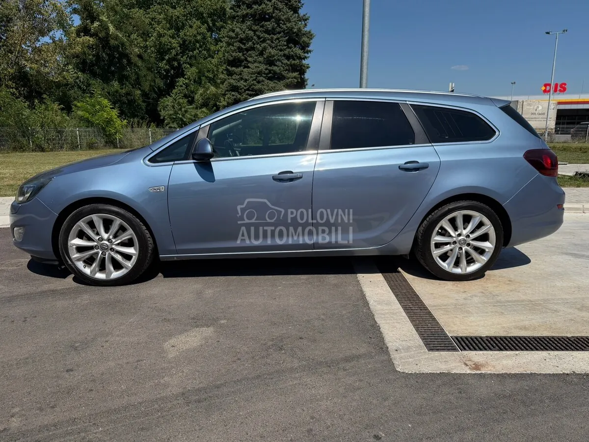 Opel Astra J 2010 photo 2