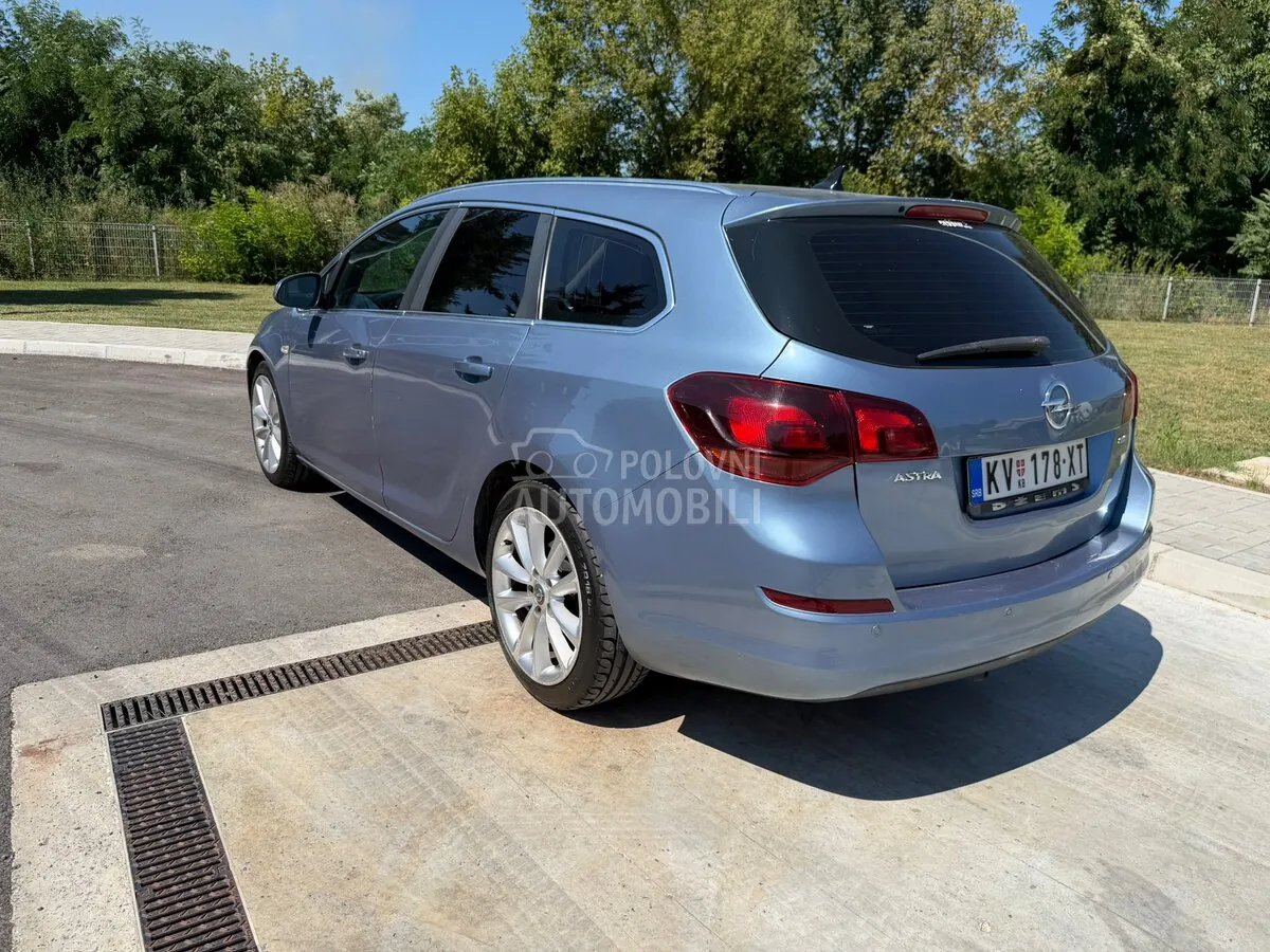 Opel Astra J 2010 photo 3
