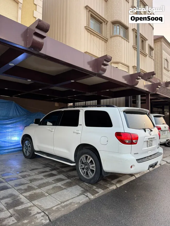 Toyota Sequoia 2010 photo 2