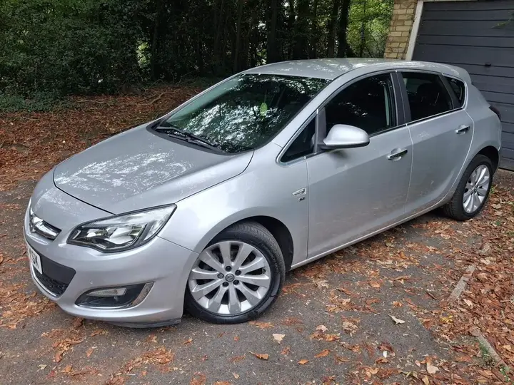 Vauxhall Astra 2013 photo 2