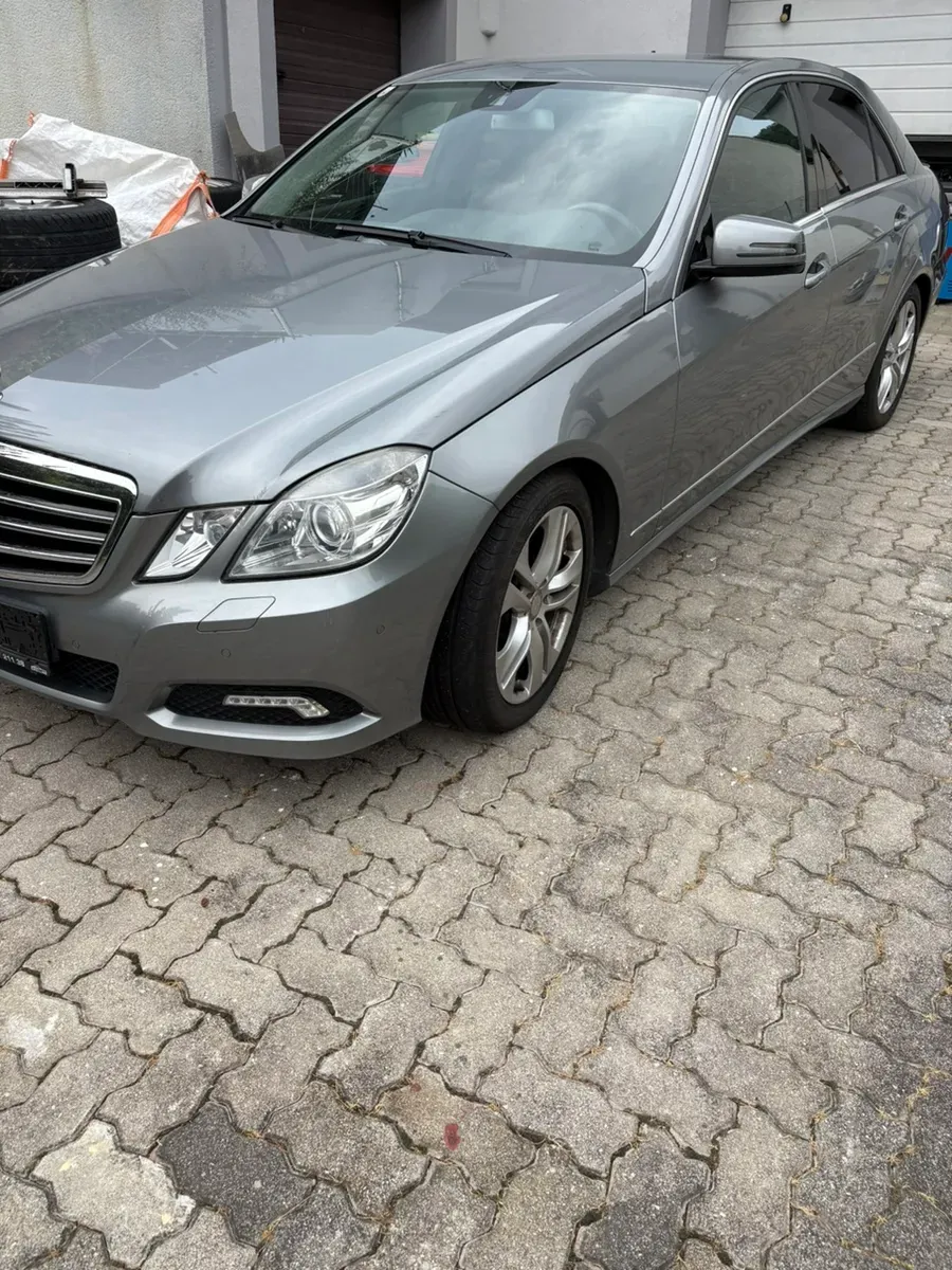 Mercedes-Benz E-Class 2009 photo 2