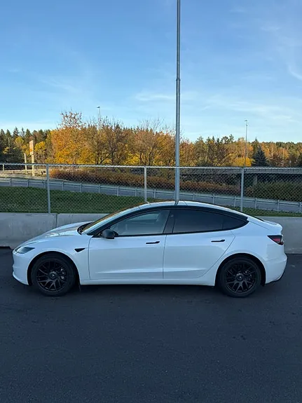 Tesla Model 3 2024 photo 2