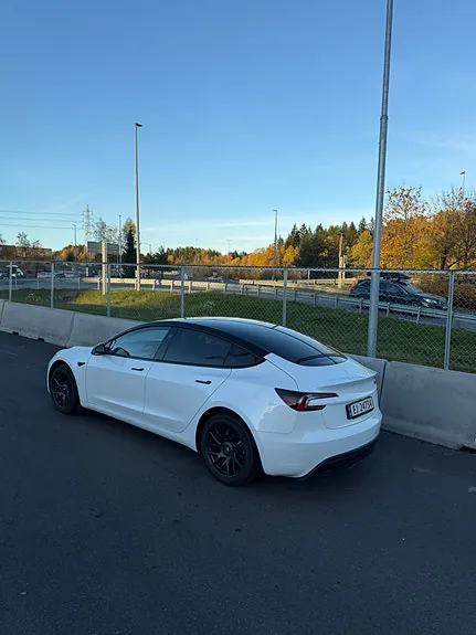 Tesla Model 3 2024 photo 3