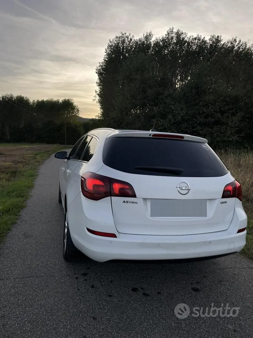Opel Astra 2011 photo 4
