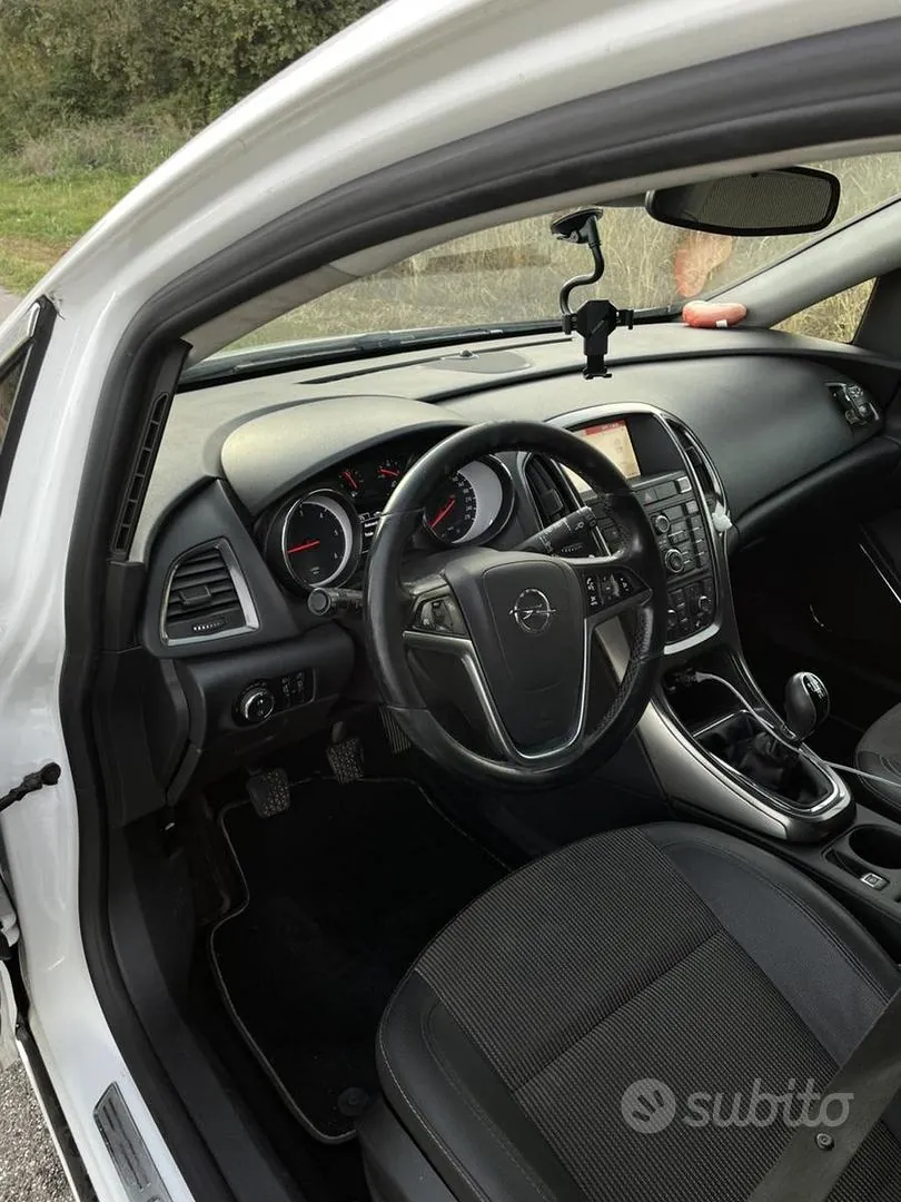 Opel Astra 2011 photo 5