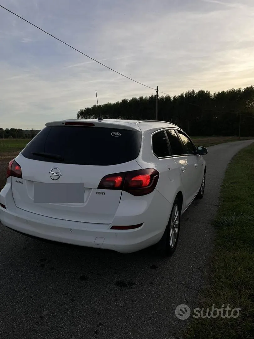 Opel Astra 2011 photo 3