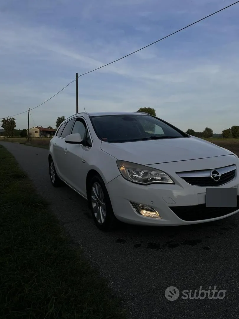 Opel Astra 2011 photo 2