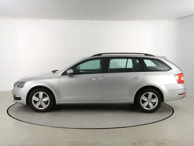 Skoda Octavia Combi 2018 photo 2