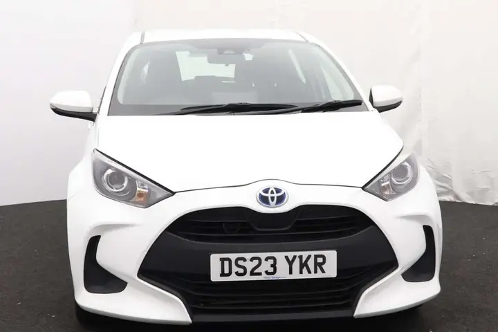 Toyota Yaris 2023 photo 2