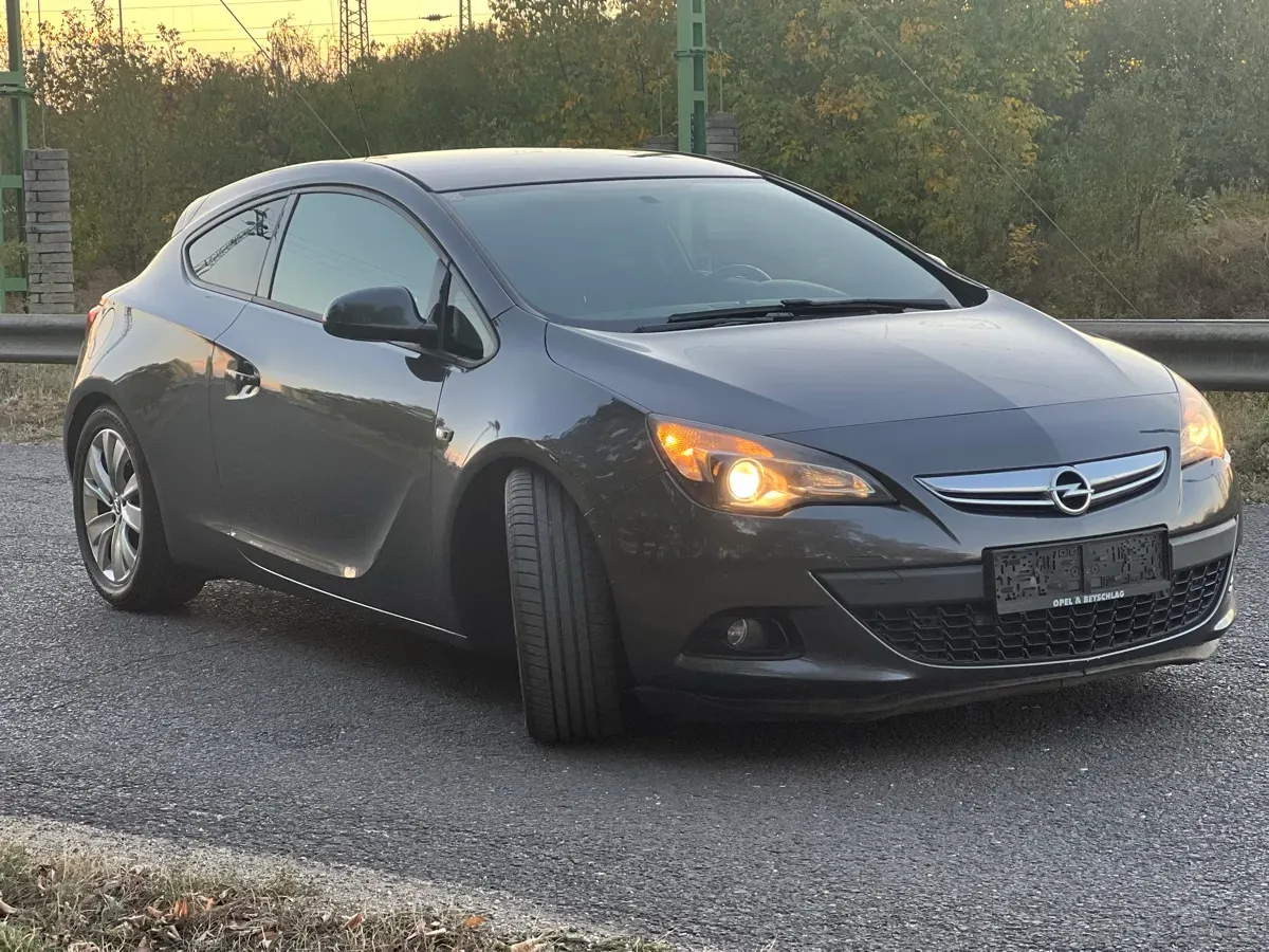Opel Astra 2013 photo 2