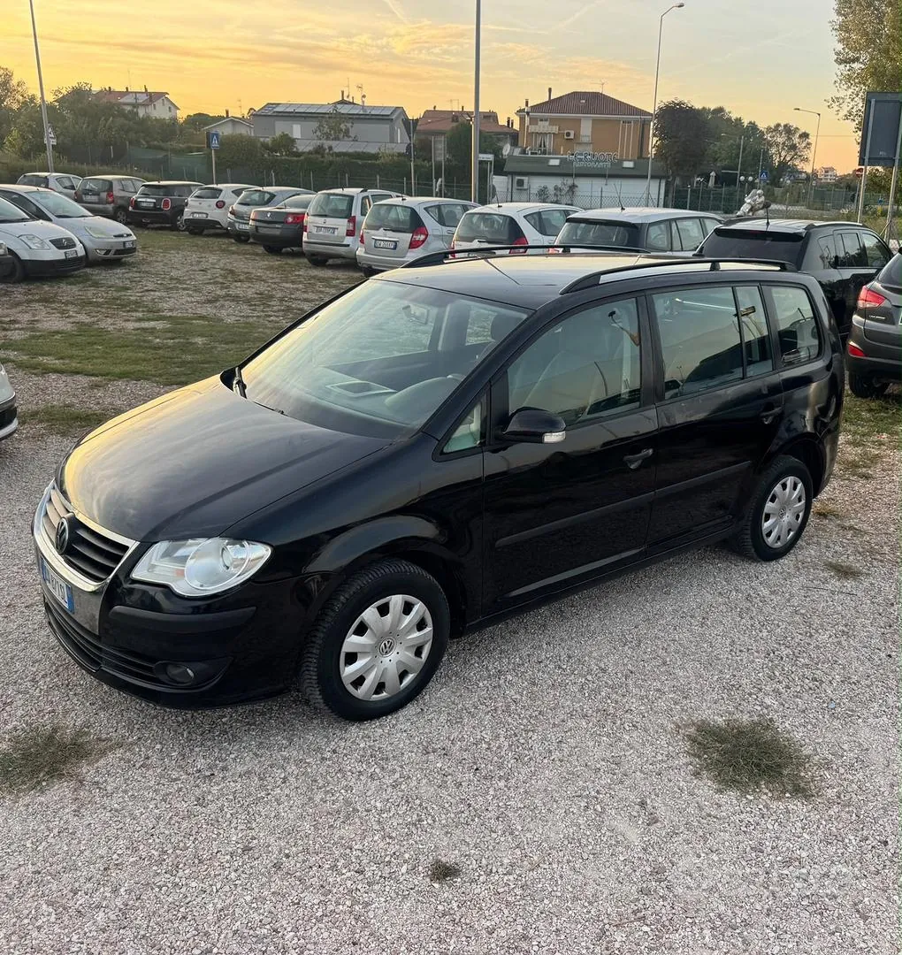 Volkswagen Touran 2009 photo 2