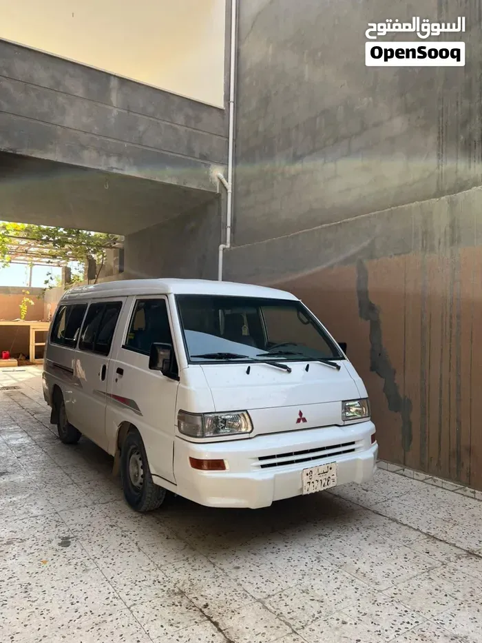 Mitsubishi L300 2004 photo 2