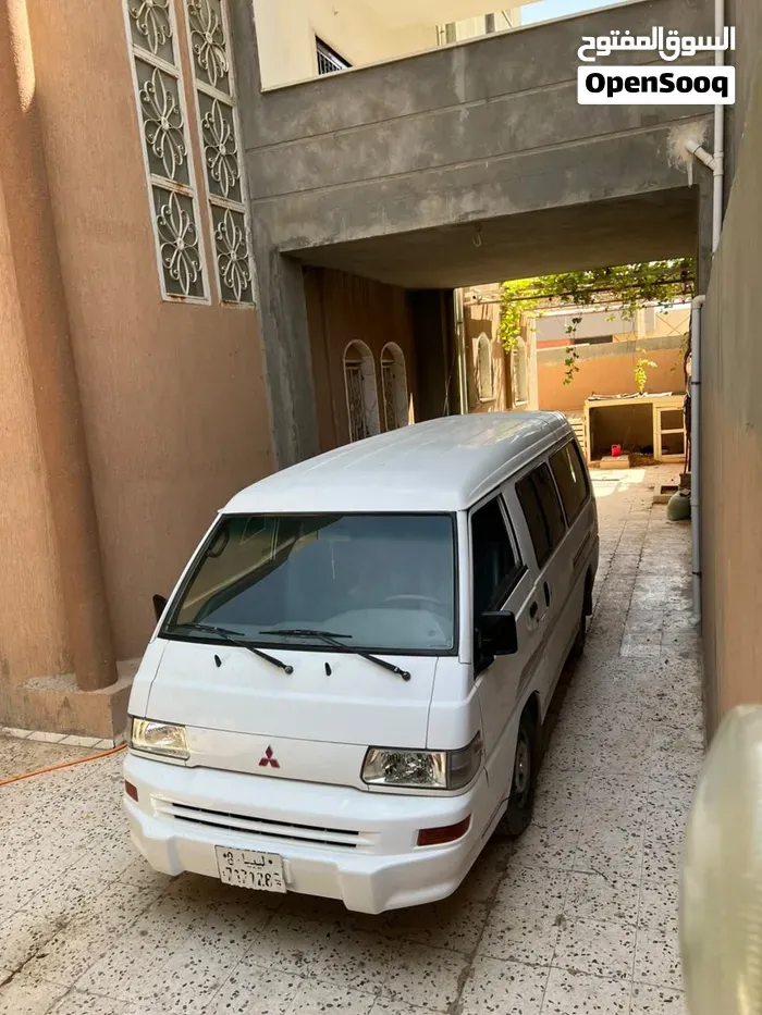 Mitsubishi L300 2004 photo 3