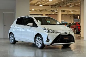 Toyota Vitz 2017 photo 2