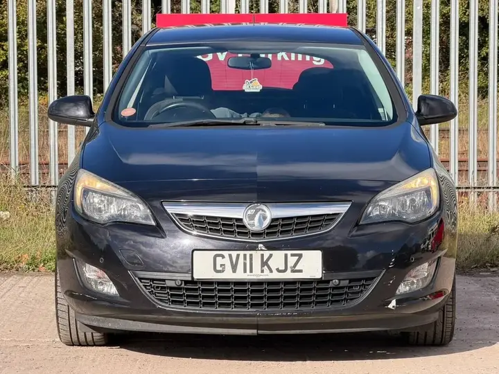 Vauxhall Astra 2011 photo 2