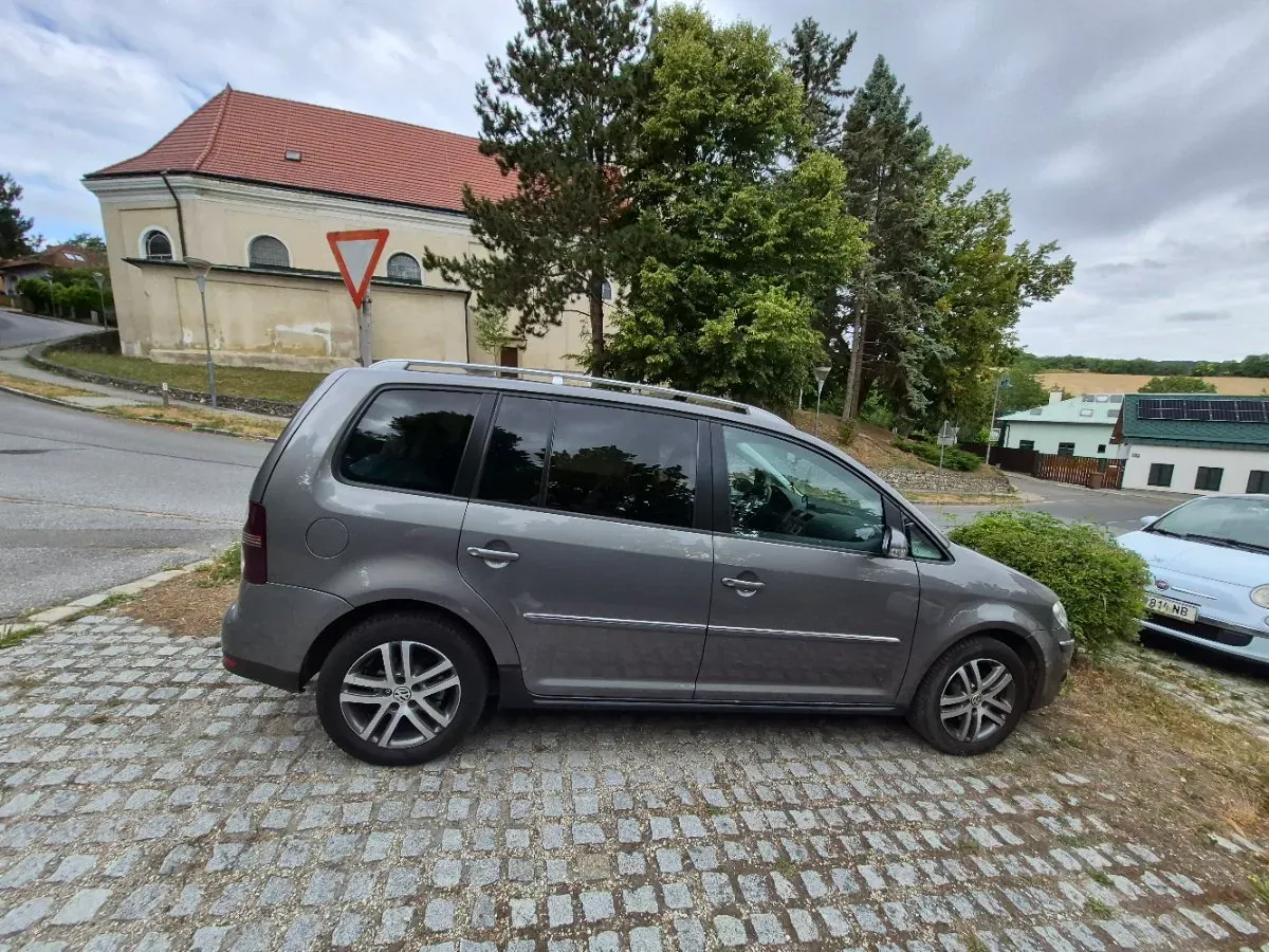 Volkswagen Touran 2007 photo 2