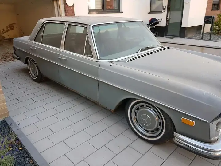 Mercedes-Benz W109