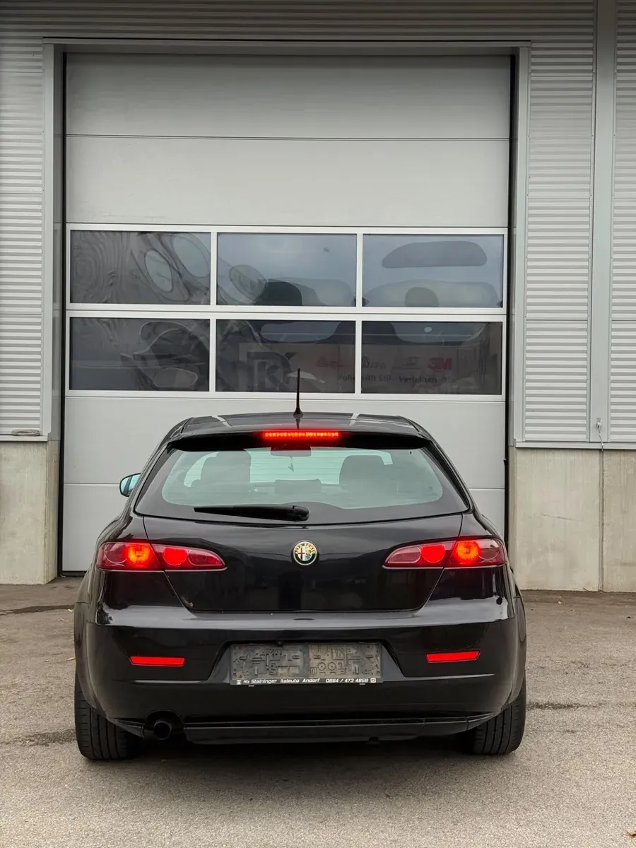 Alfa Romeo 159 2011 photo 2
