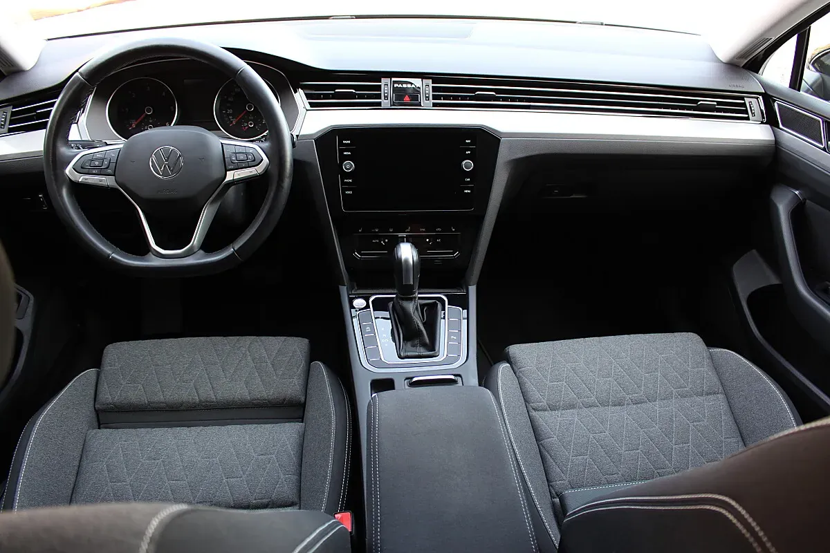 Volkswagen Passat 2023 photo 2