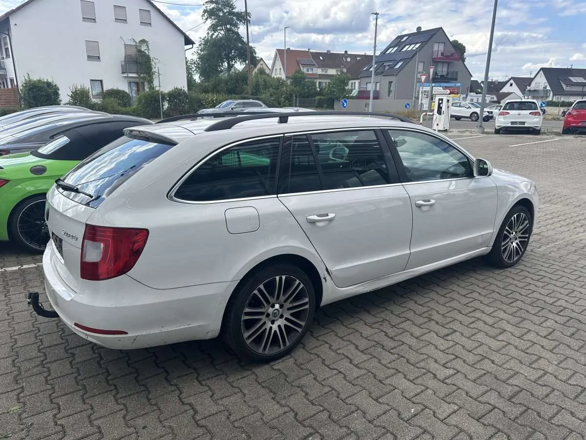 Skoda Superb 2012 photo 5