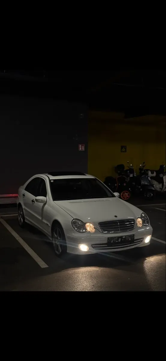 Mercedes-Benz C-Class 2005 photo 2