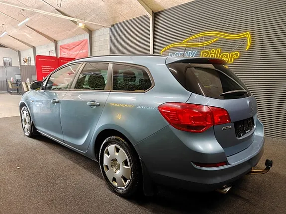 Opel Astra 2011 photo 3