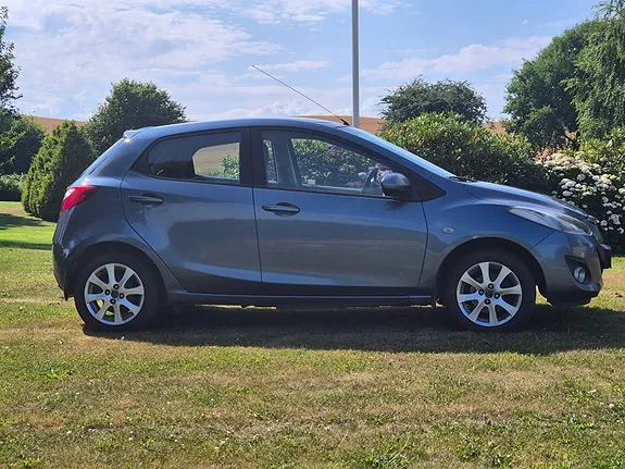 Mazda 2 2012 photo 4