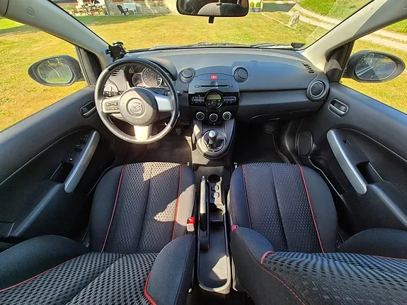 Mazda 2 2012 photo 5