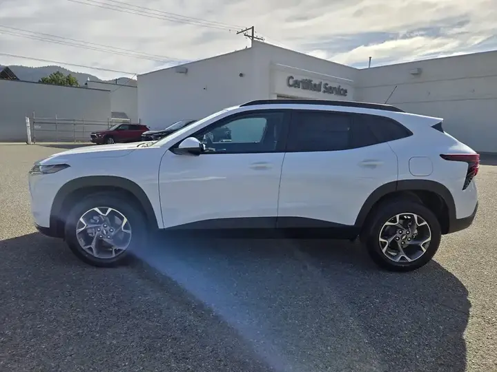 Chevrolet Trax 2026 photo 2