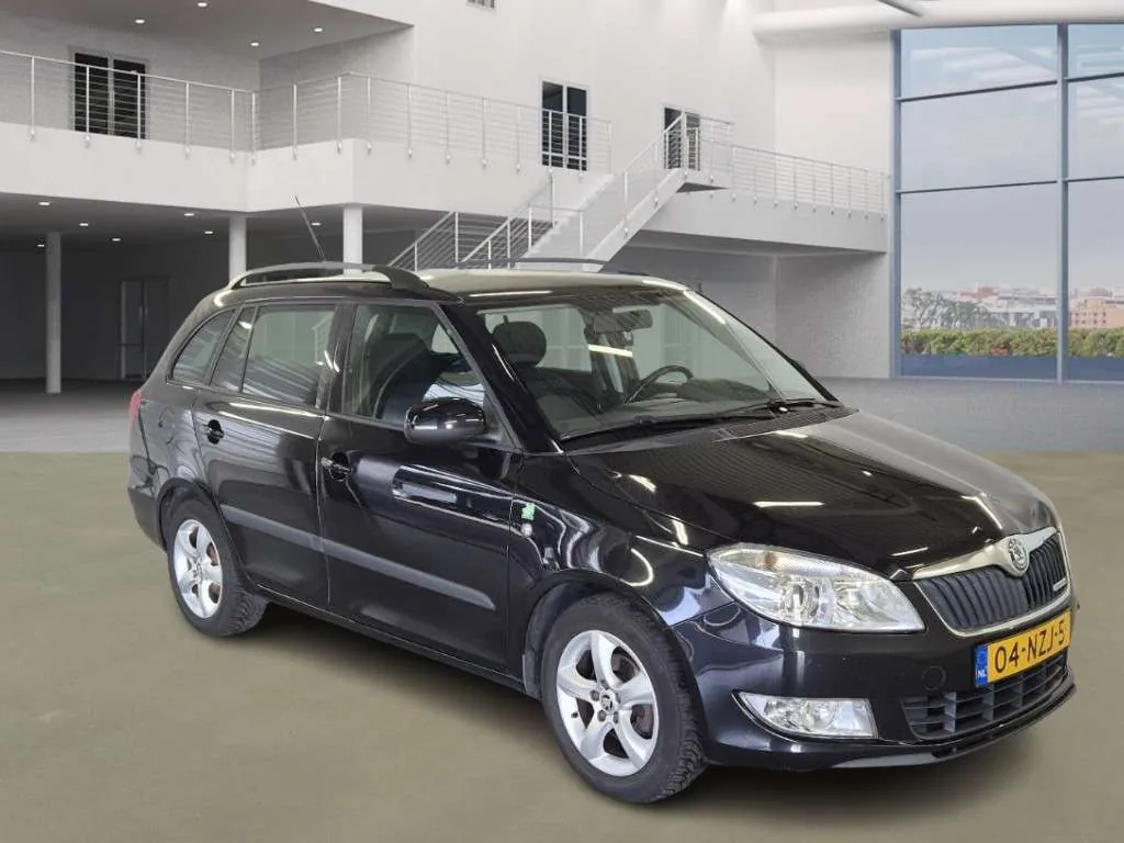 Skoda Fabia 2011 photo 2