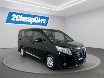Toyota Noah 2015 photo 4