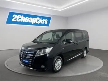 Toyota Noah 2015 photo 2