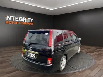 Toyota Isis 2005 photo 5
