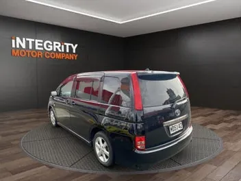 Toyota Isis 2005 photo 3