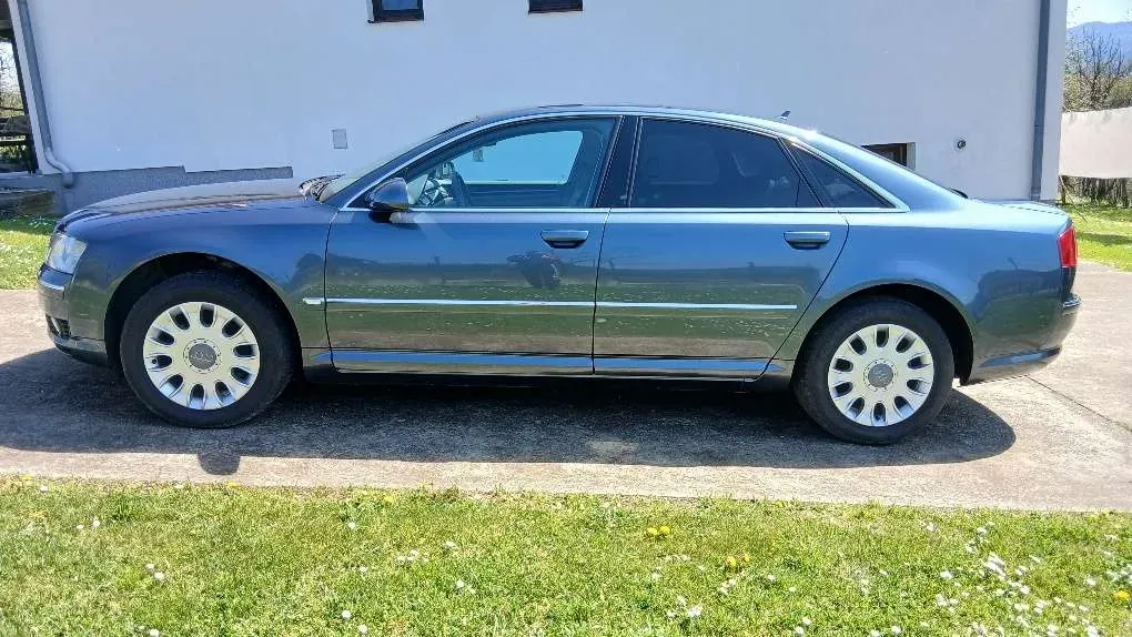 Audi A8 2004 photo 2